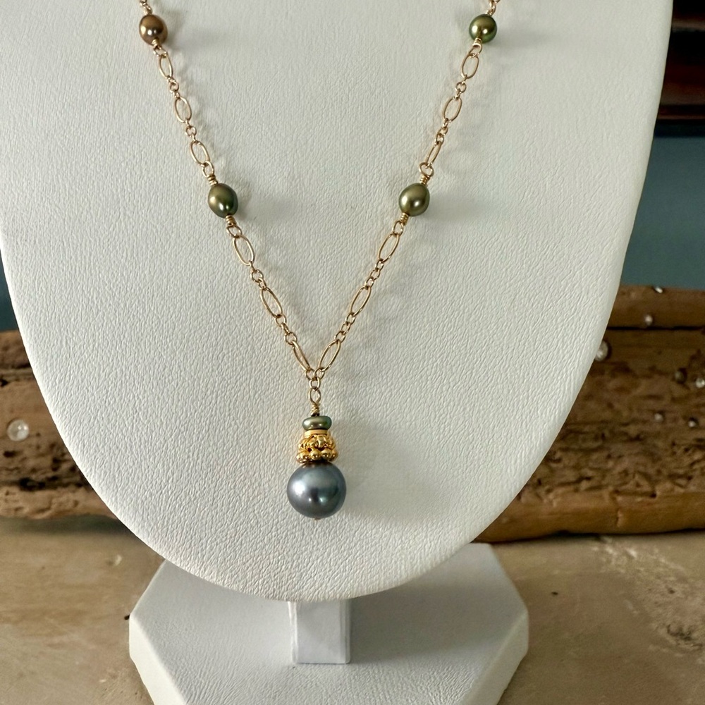 Handcrafted Gold and Pearl Necklace - Picture 2 of 3